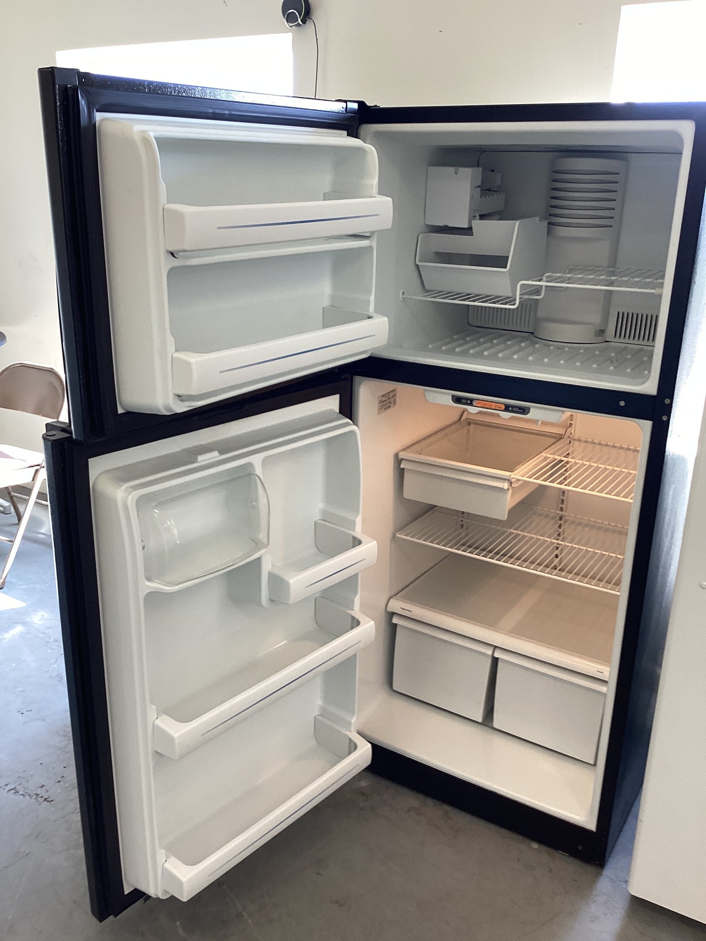 *RTB-7306. Ge BLACK REFRIGERATOR WITH ICE MAKER