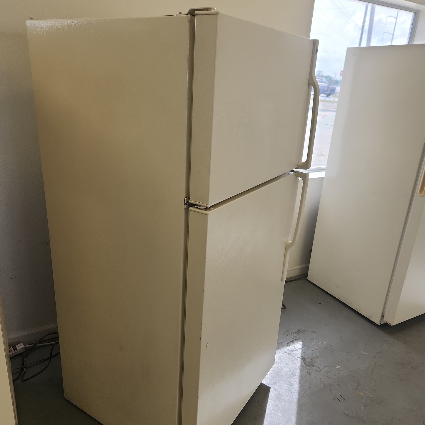 Rtb-5671 GE BISQUE COLOR REFRIGERTOR