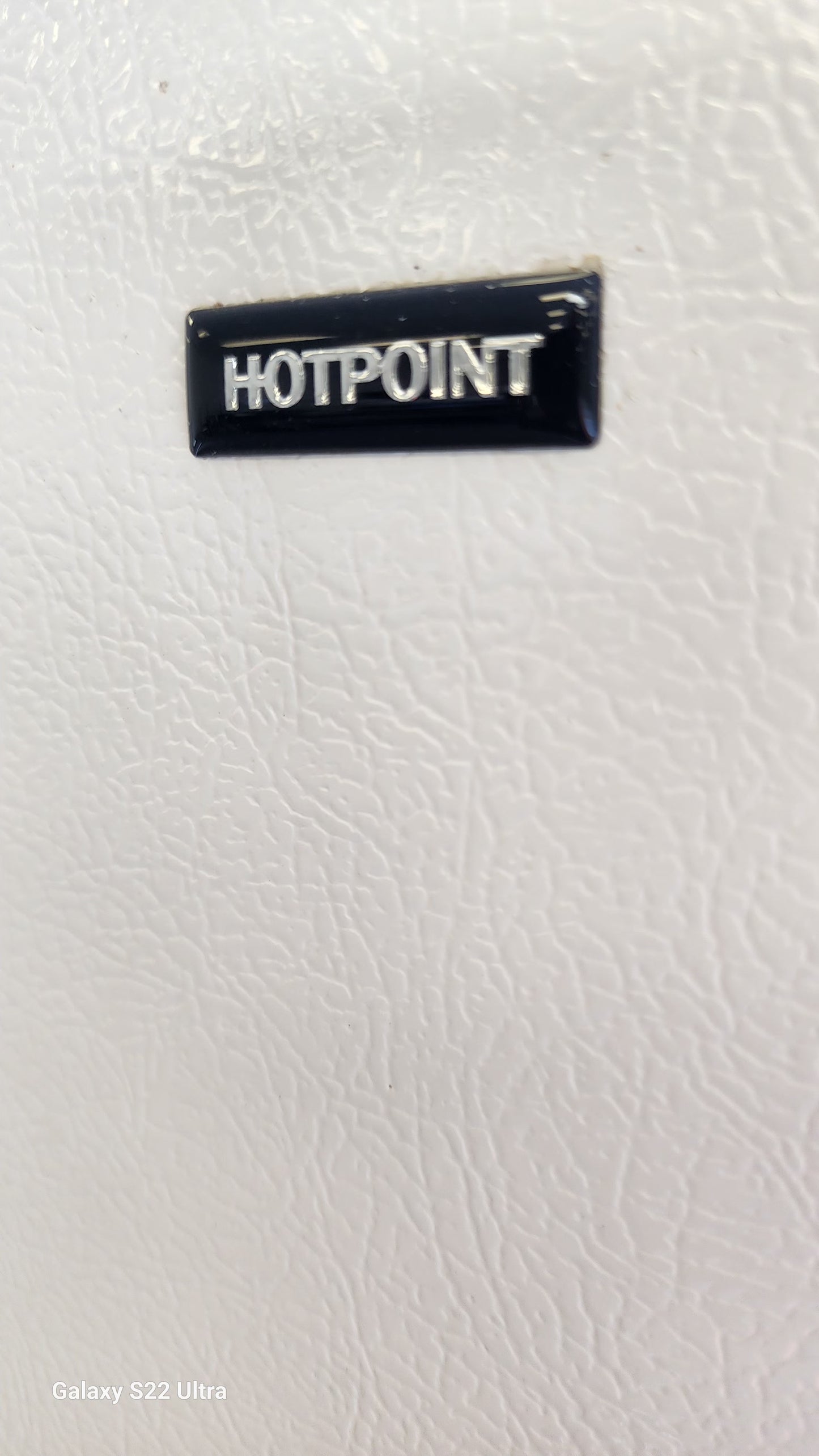 REFRIGERATOR HOTPOINT30 DAYS WARRANTY ALL WHITE ON THE INSIDE RWT-4541