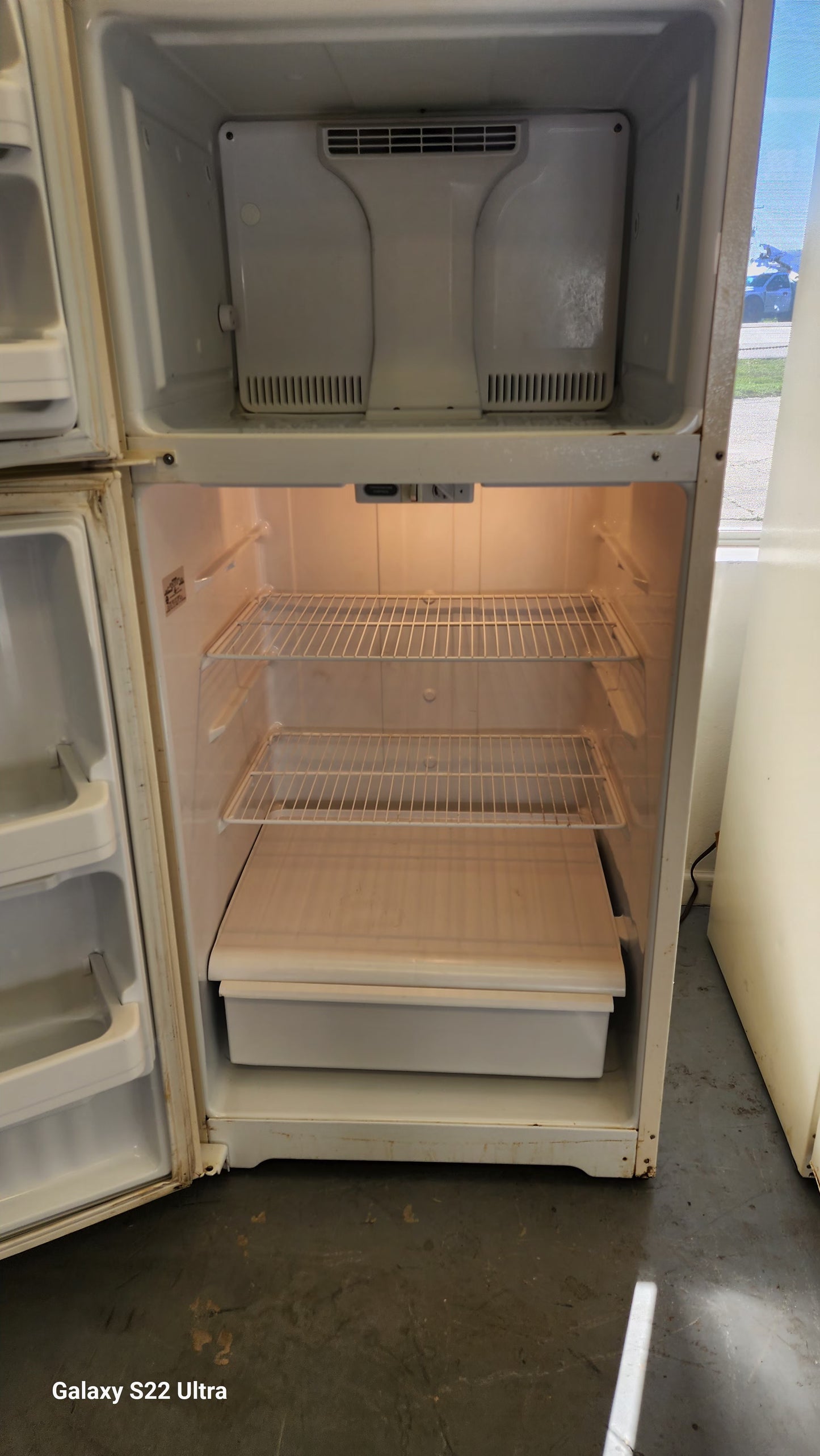 REFRIGERATOR HOTPOINT30 DAYS WARRANTY ALL WHITE ON THE INSIDE RWT-4541