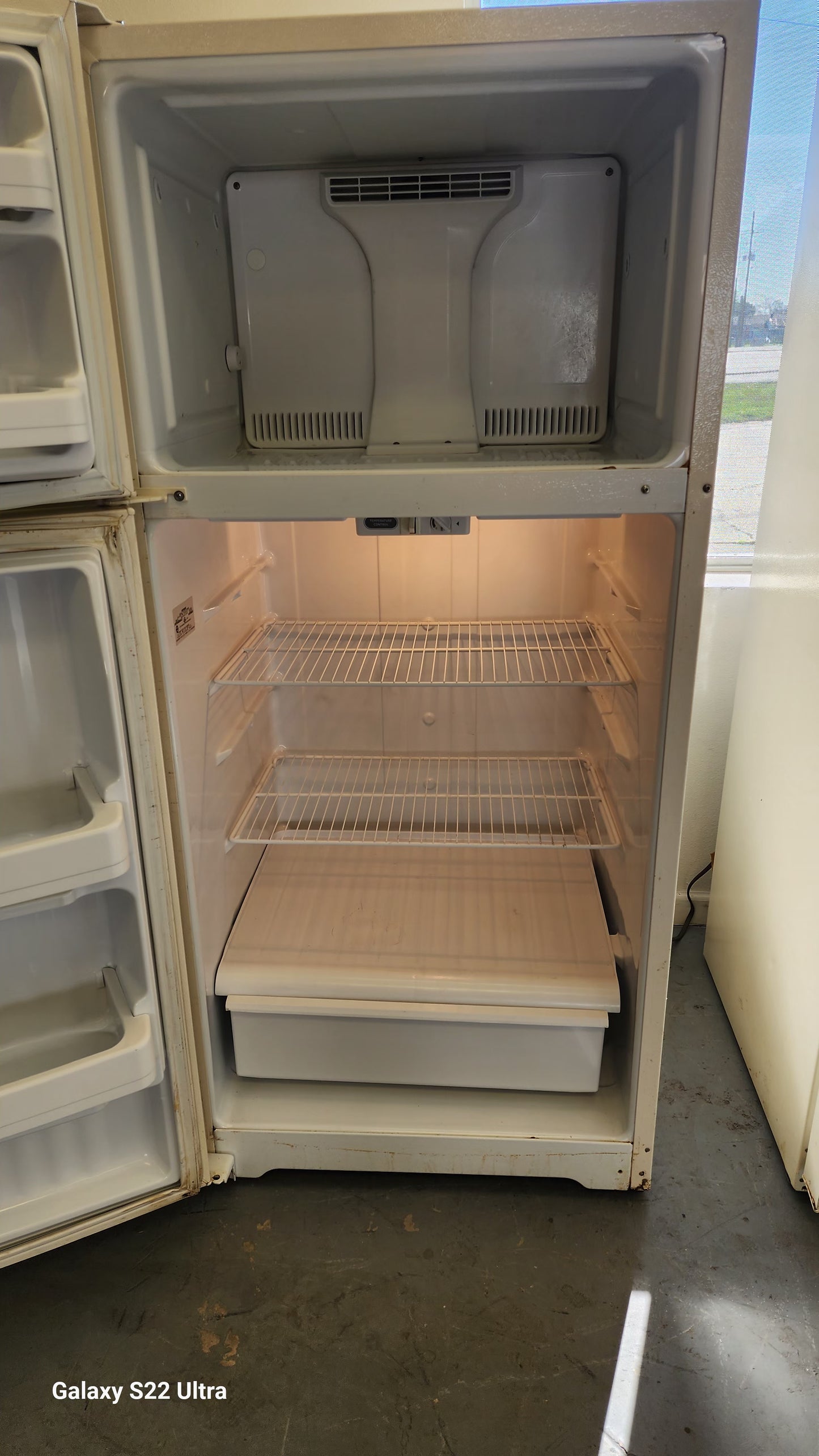 REFRIGERATOR HOTPOINT30 DAYS WARRANTY ALL WHITE ON THE INSIDE RWT-4541