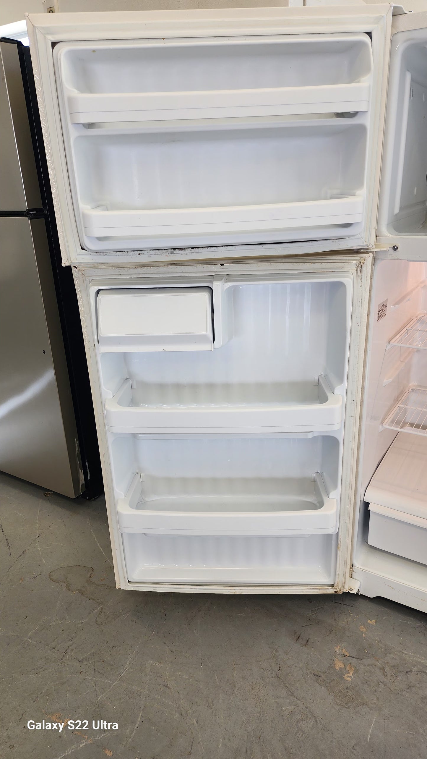 REFRIGERATOR HOTPOINT30 DAYS WARRANTY ALL WHITE ON THE INSIDE RWT-4541