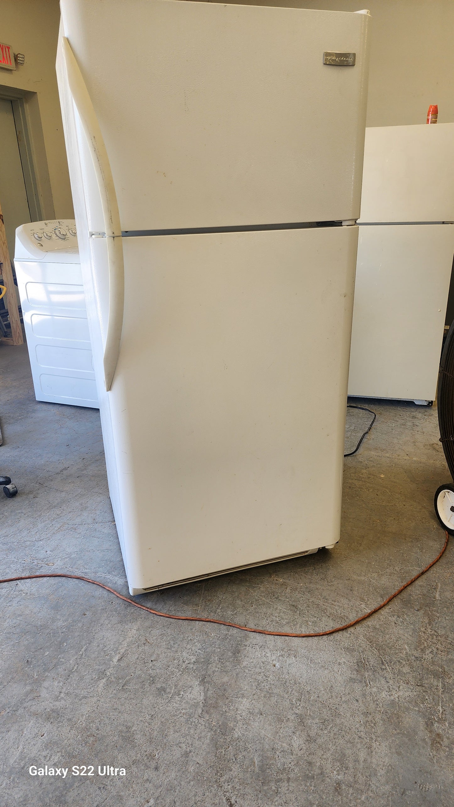 RTW-3497 Refrigerator 18 ft Frigidaire plugged up cold and clean