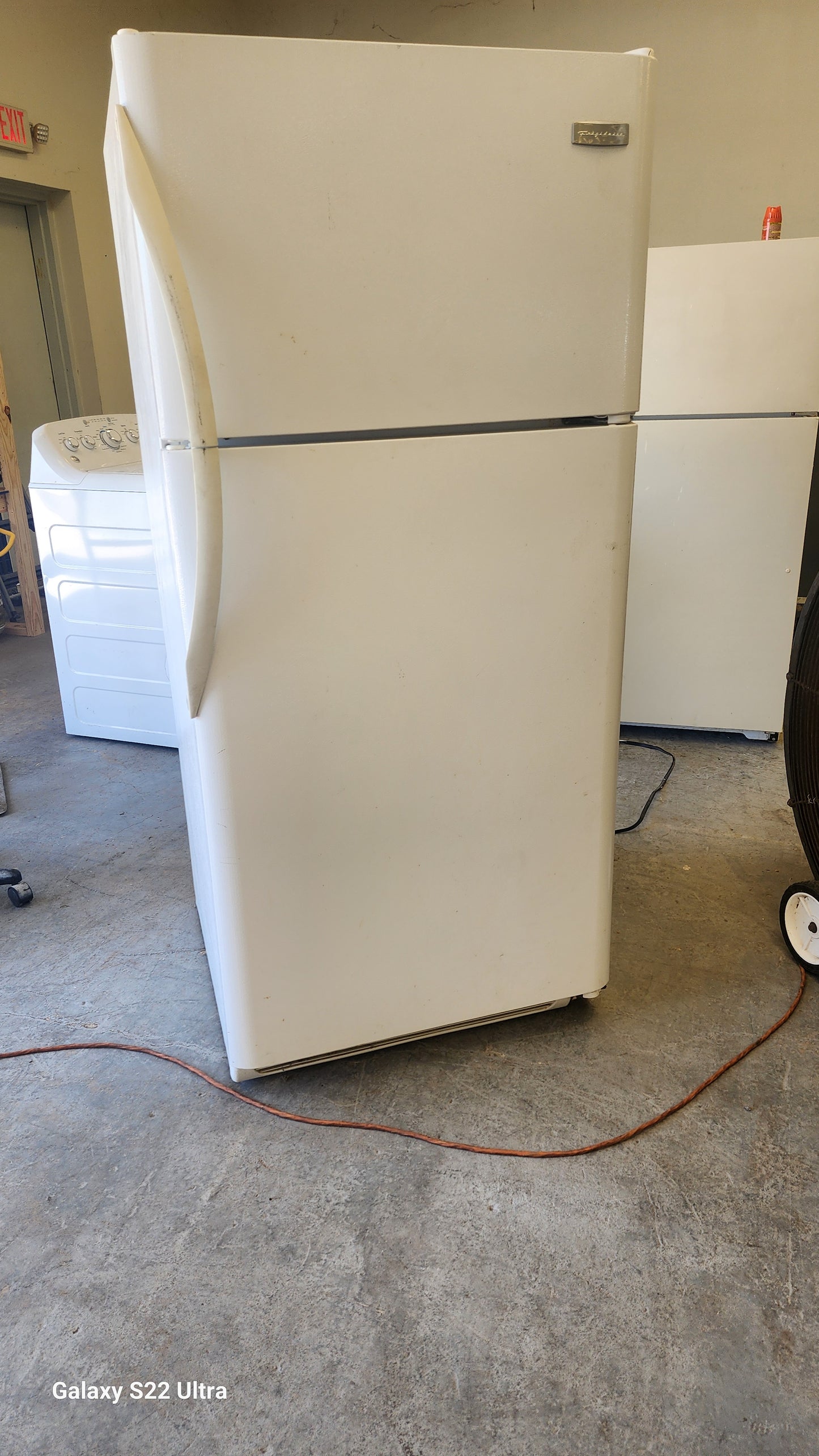 RTW-3497 Refrigerator 18 ft Frigidaire plugged up cold and clean