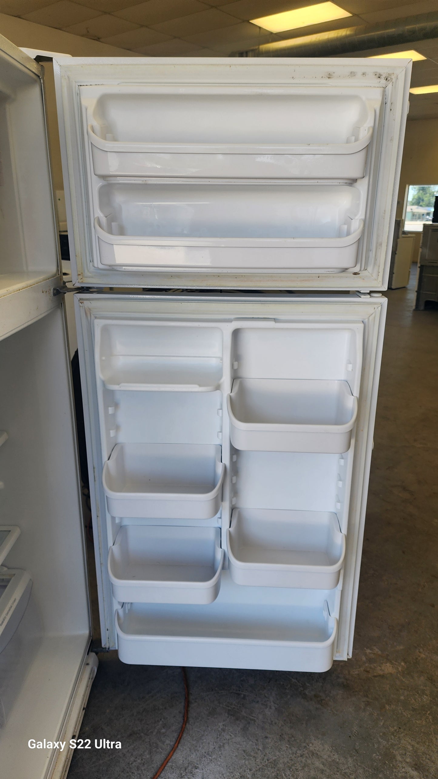 RTW-3497 Refrigerator 18 ft Frigidaire plugged up cold and clean
