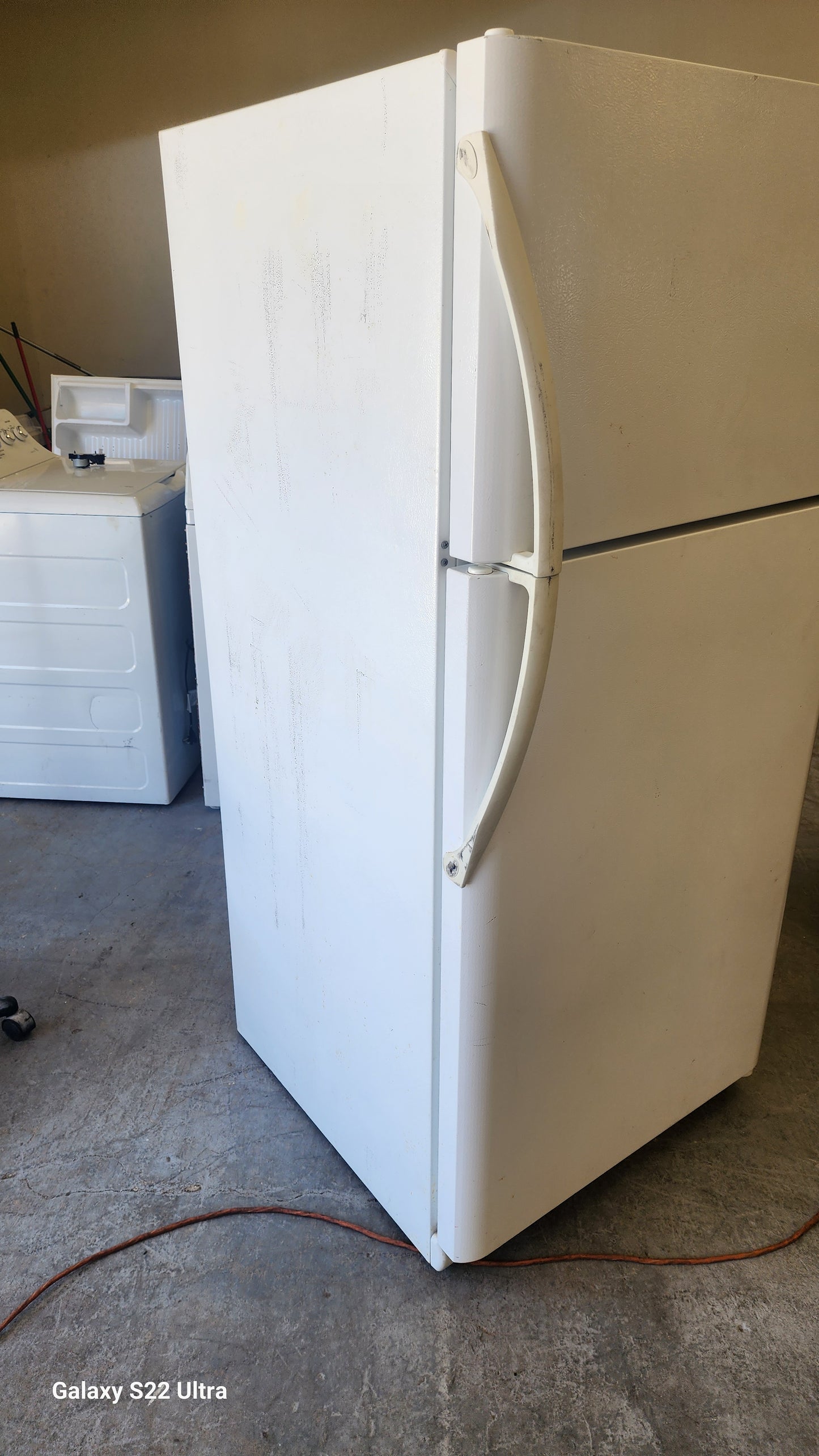 RTW-3497 Refrigerator 18 ft Frigidaire plugged up cold and clean