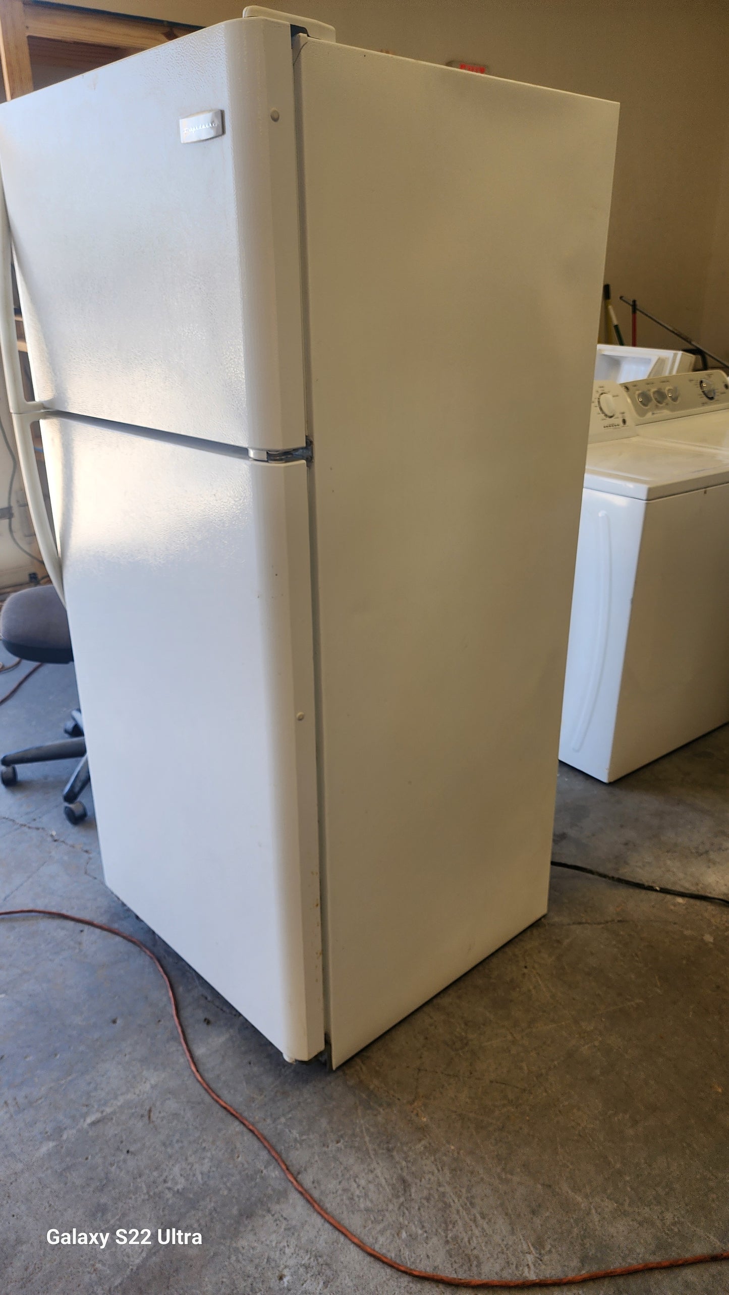 RTW-3497 Refrigerator 18 ft Frigidaire plugged up cold and clean