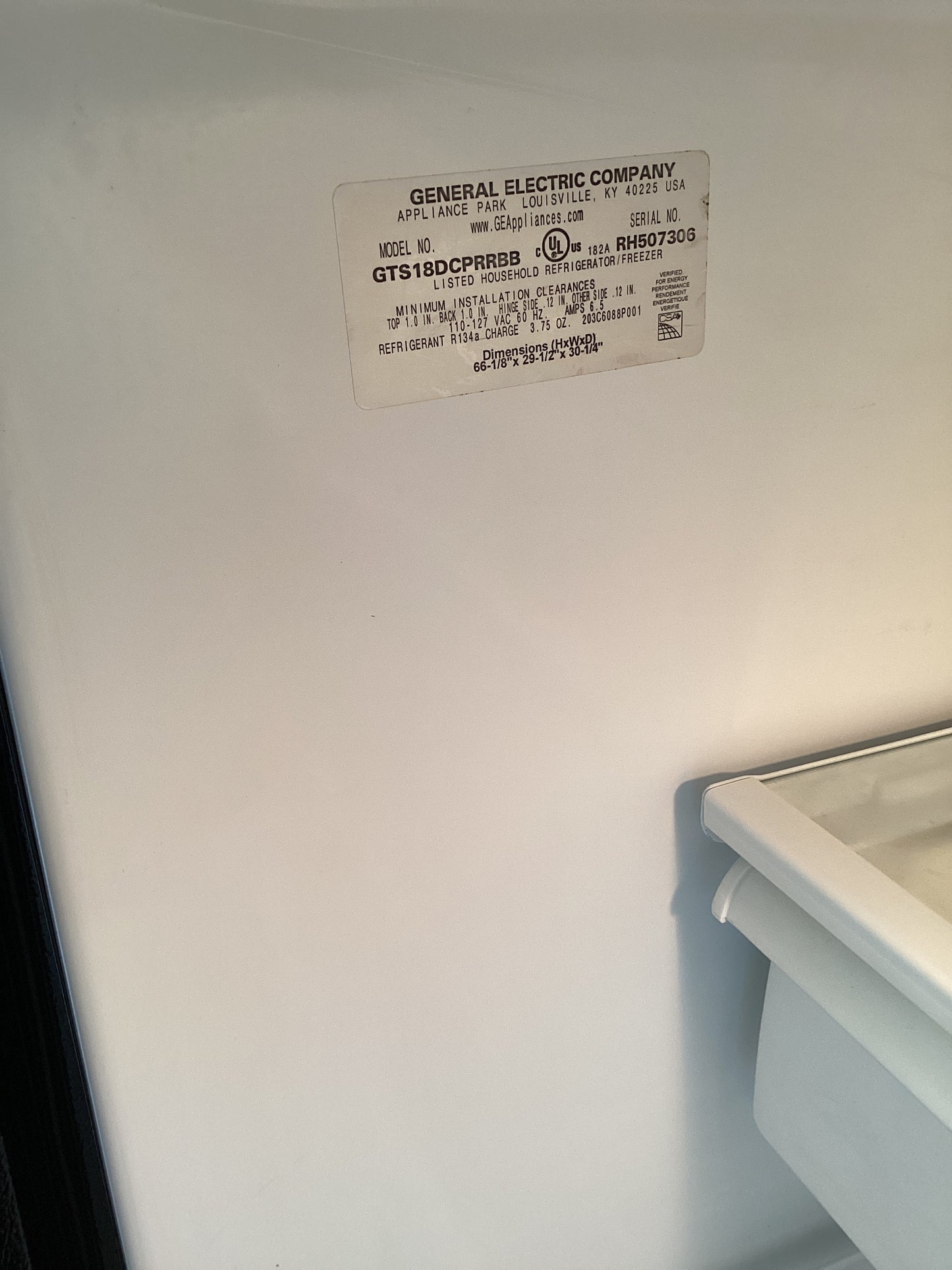 *RTB-7306. Ge BLACK REFRIGERATOR WITH ICE MAKER