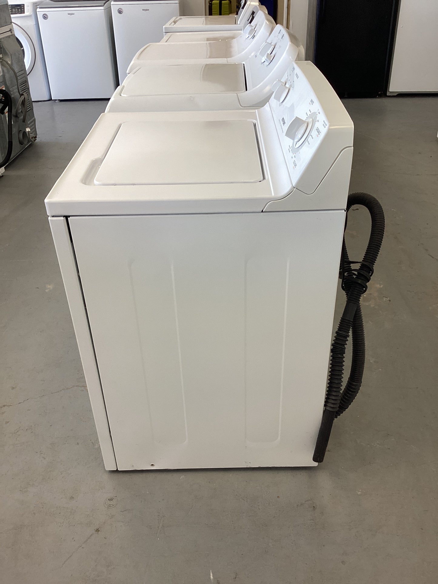 *W-756H HOTPOINT WASHER 90 days WARRANTY IF SERVICES ARE NEEDED YOU ARE RESPONSIBLE TO BRING IT BACK INTO THE STORE FOR SERVICES.
