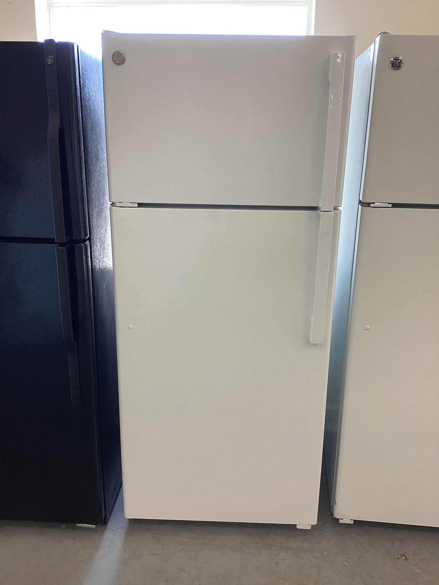 *RTW-0526 GE WHITE REFRIGERATOR