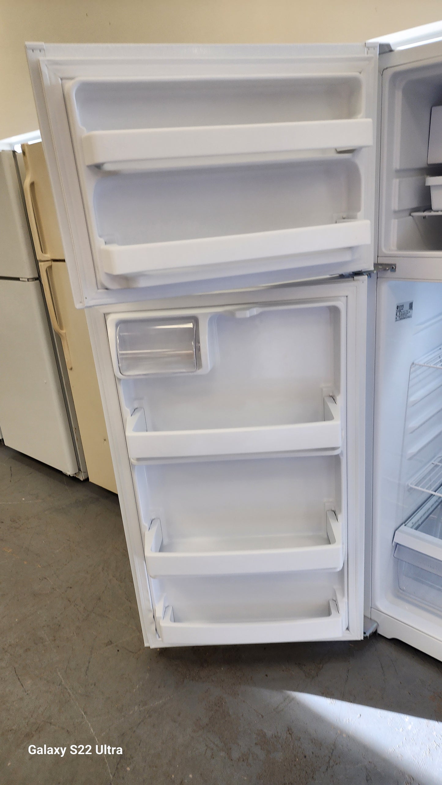 RWT-2889 WHITE REFRIGERATOR 18 CUBIC FT WITH ICE MAKER