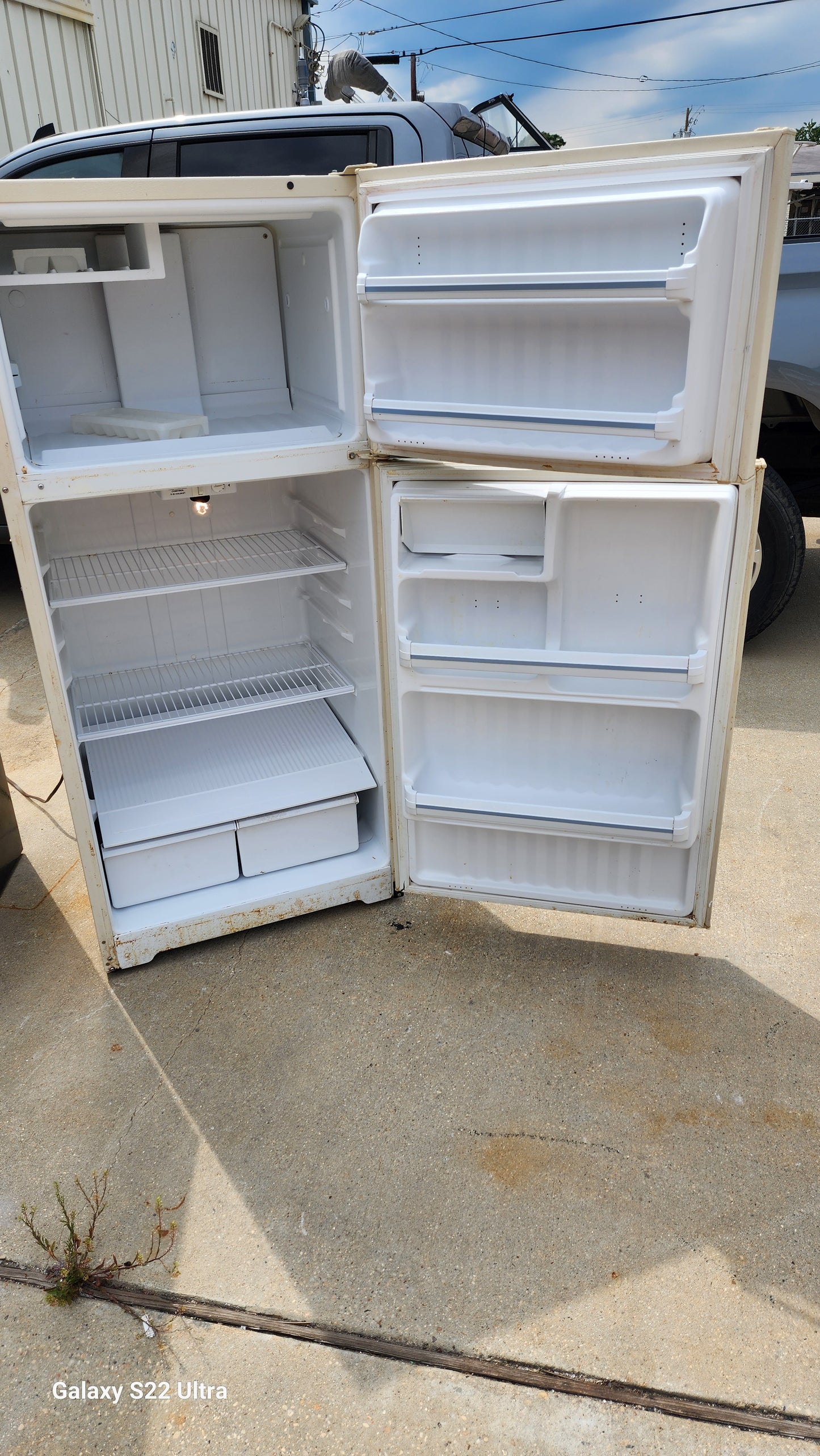 HOTPOINT REFRIGERATOR 16 CU FT RBT-2435