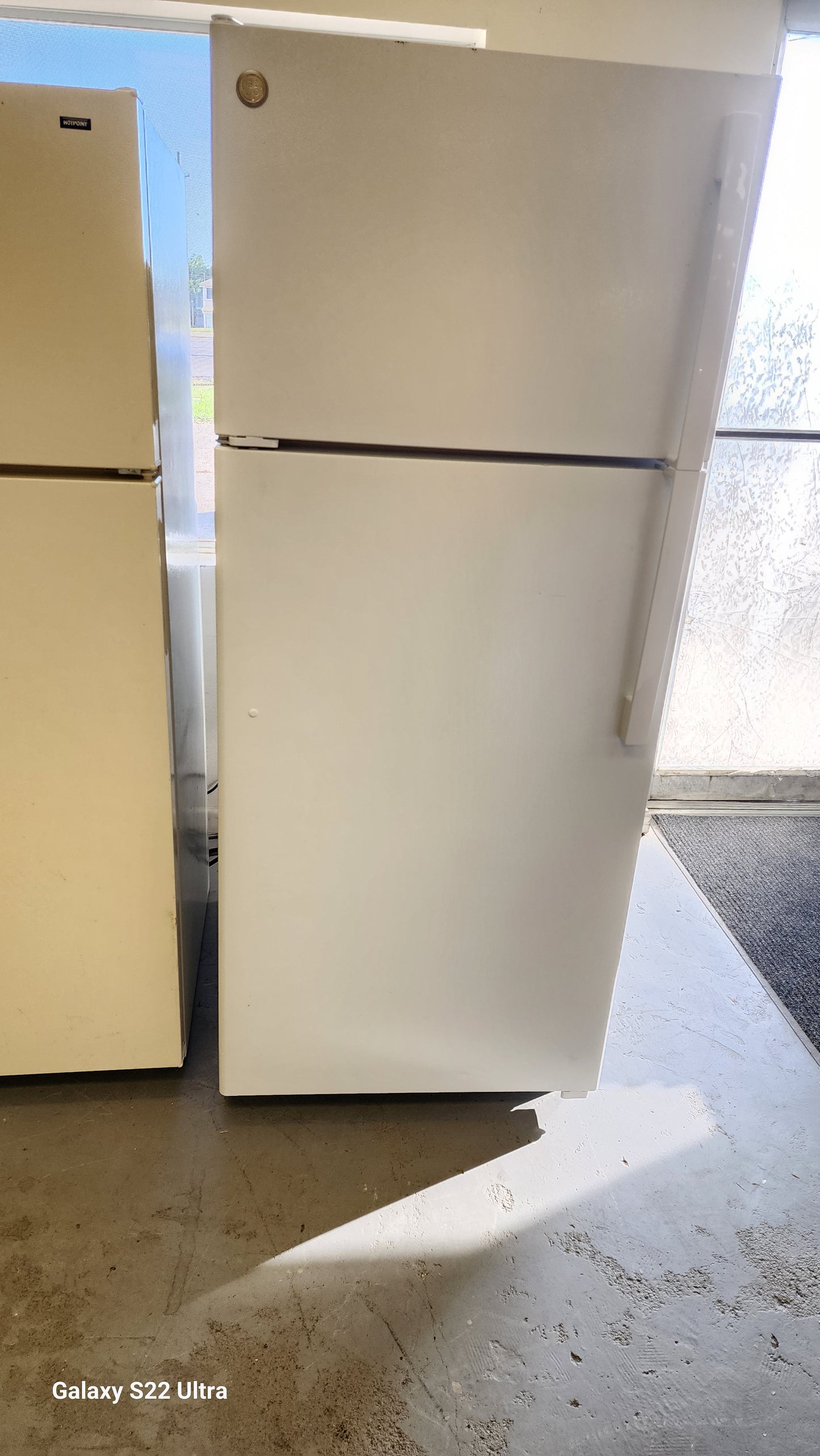 RWT-2889 WHITE REFRIGERATOR 18 CUBIC FT WITH ICE MAKER