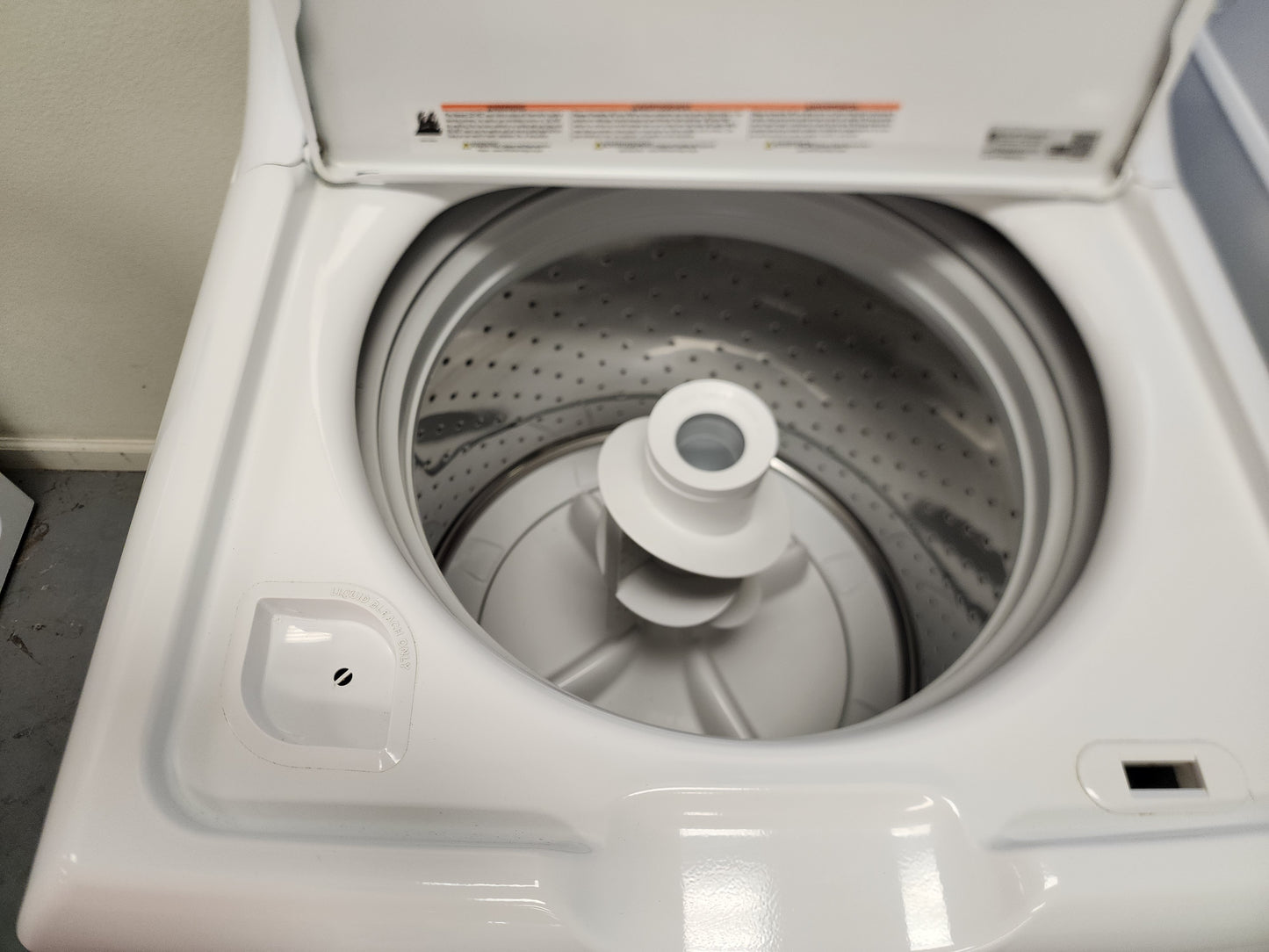 W-932G. Ge washer. One year warranty 2 repair in the one year time frame,you are responsible to bring the washer back into the store for any repairs.We do not cover the springs due to over loading of the washer we put new springs in it.