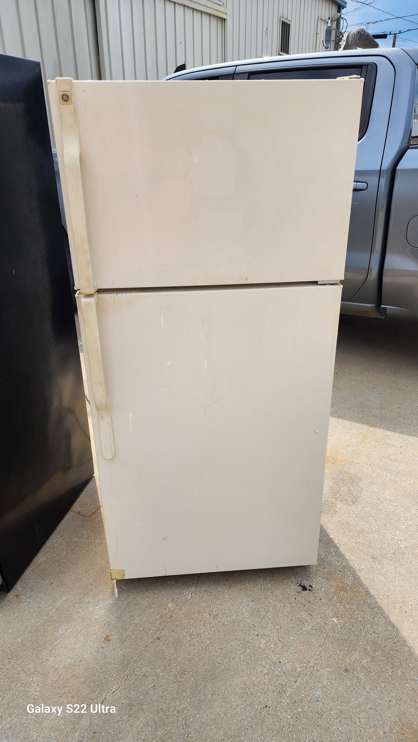HOTPOINT REFRIGERATOR 16 CU FT RBT-2435