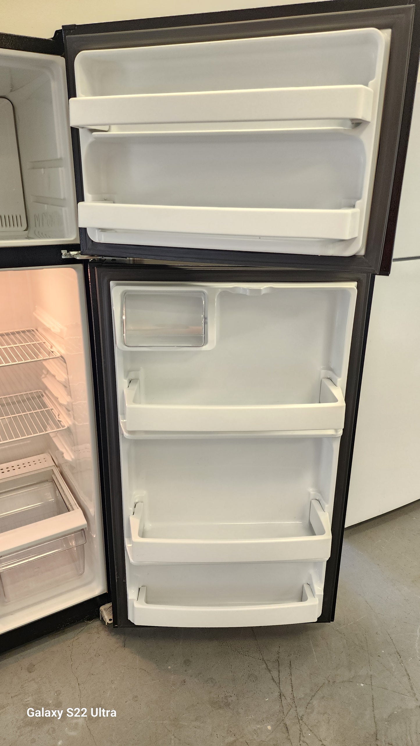 RTB-3291 BLACK REFRIGERATOR 18 CU FT W ICE MAKER