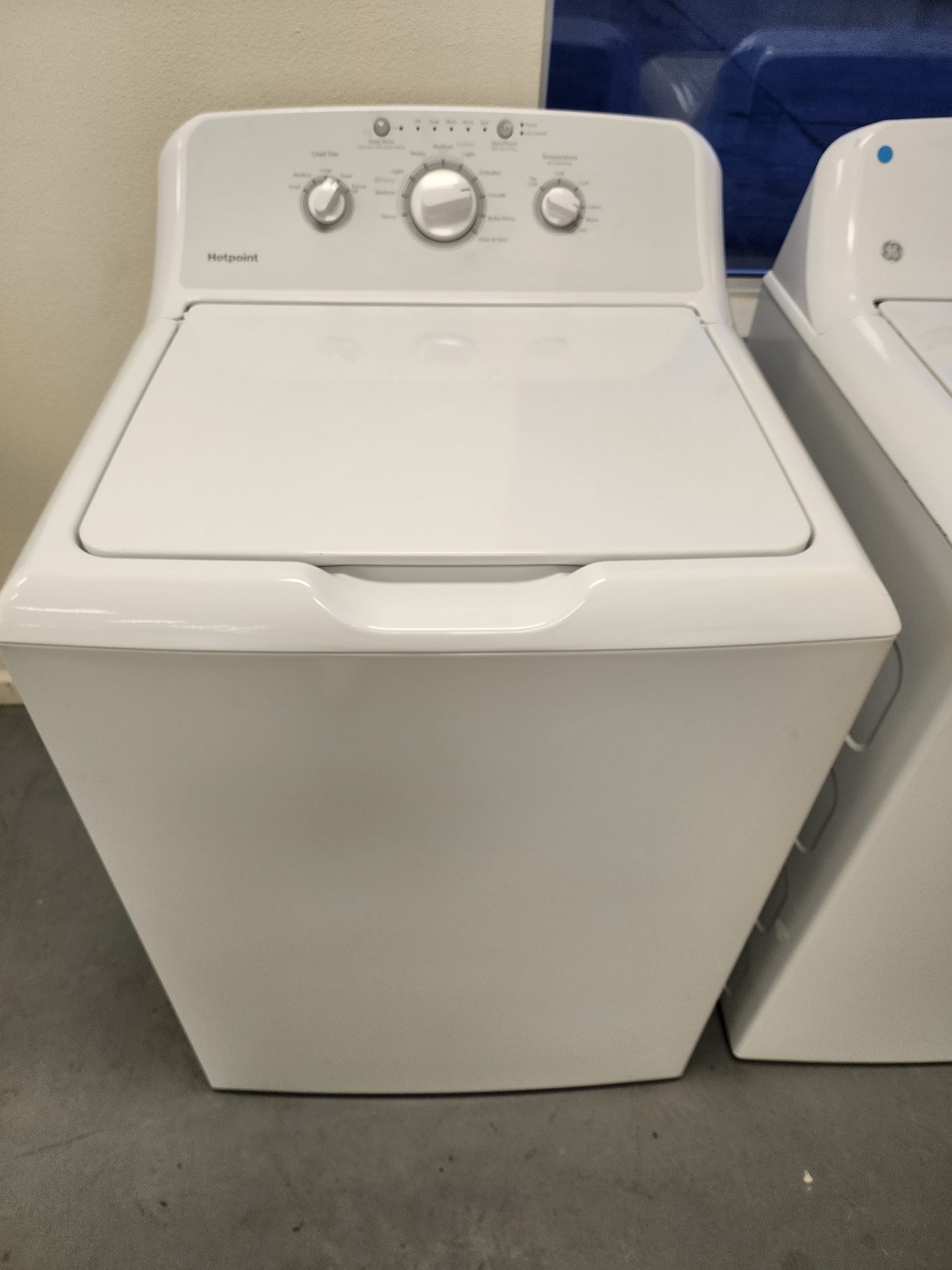 W-932G. Ge washer. One year warranty 2 repair in the one year time frame,you are responsible to bring the washer back into the store for any repairs.We do not cover the springs due to over loading of the washer we put new springs in it.