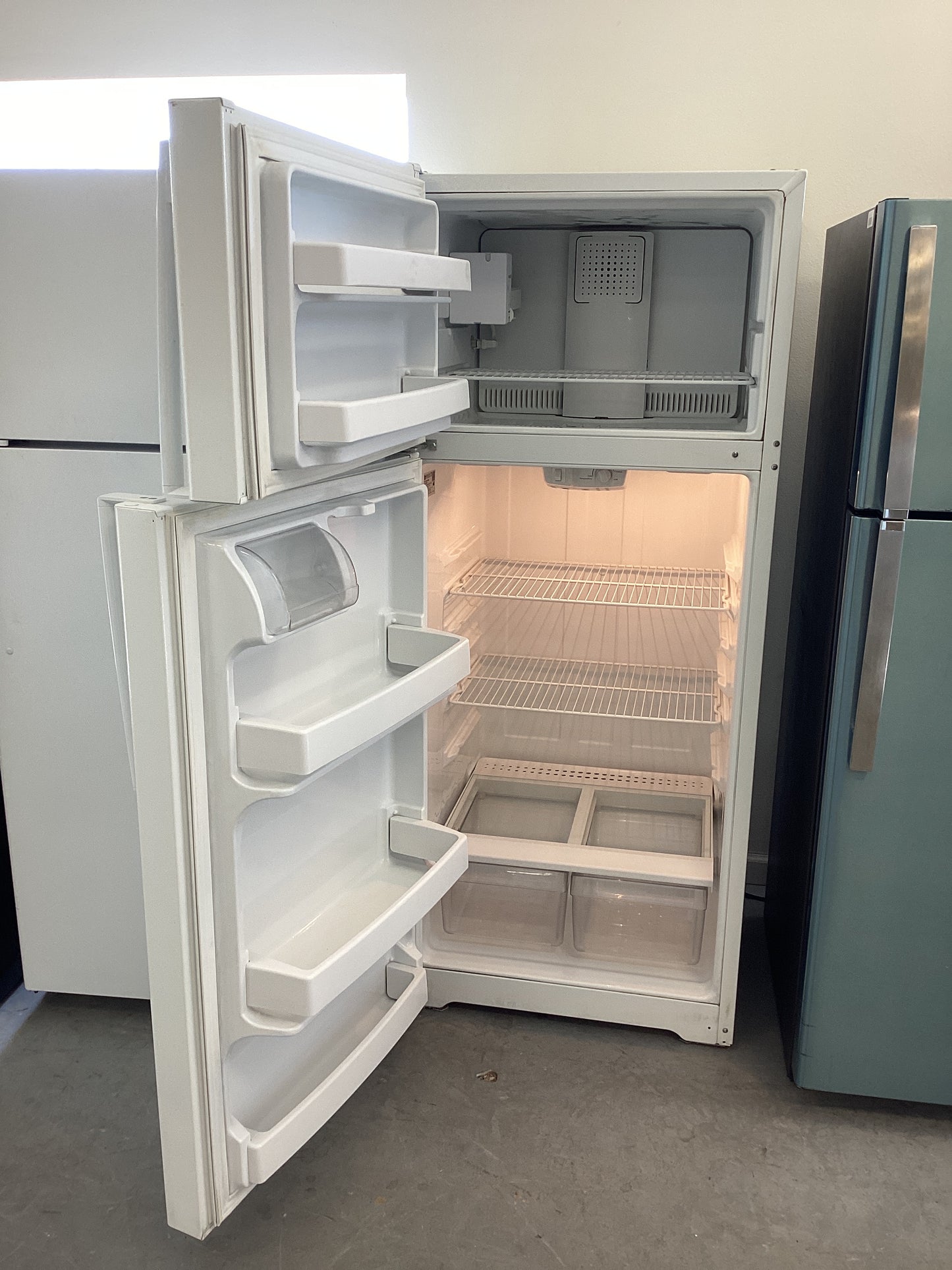 *RTW-5775 GE WHITE REFRIGERATOR WITH ICE MAKER