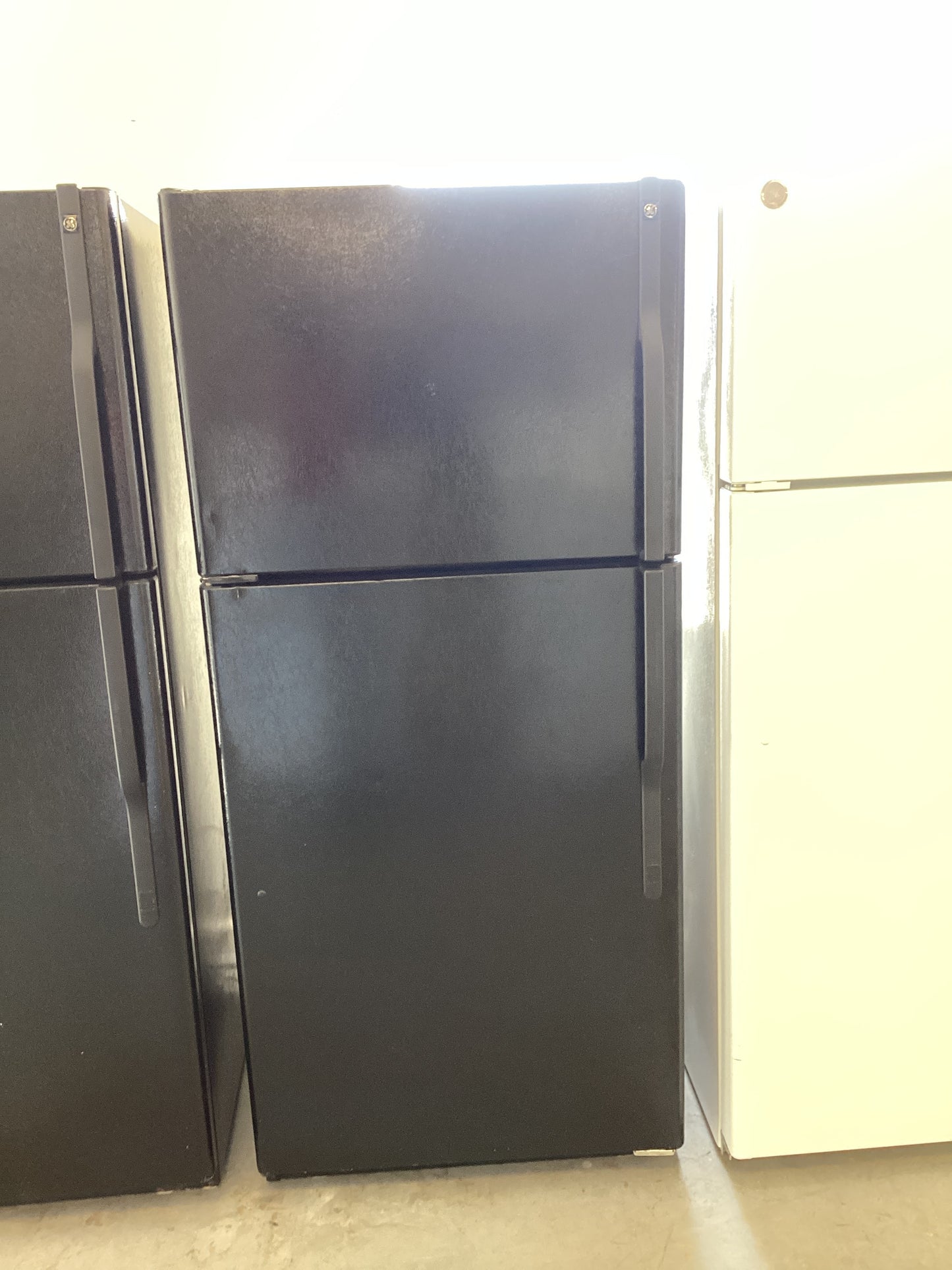 *RTB-7306. Ge BLACK REFRIGERATOR WITH ICE MAKER