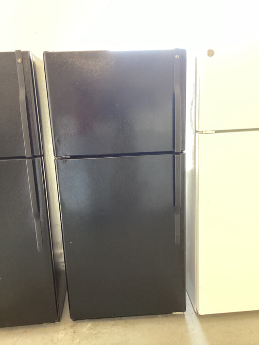 *RTB-7306. Ge BLACK REFRIGERATOR WITH ICE MAKER