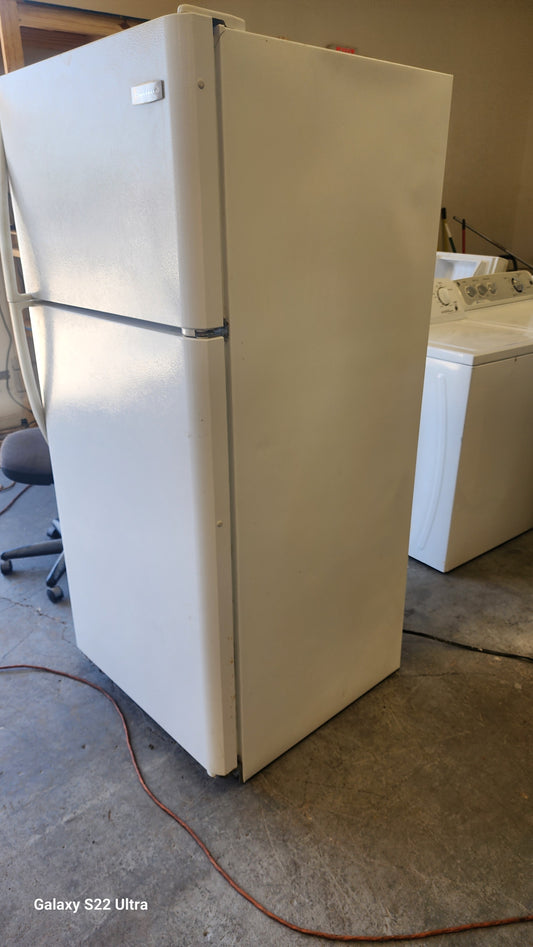 RTW-3497 Refrigerator 18 ft Frigidaire plugged up cold and clean