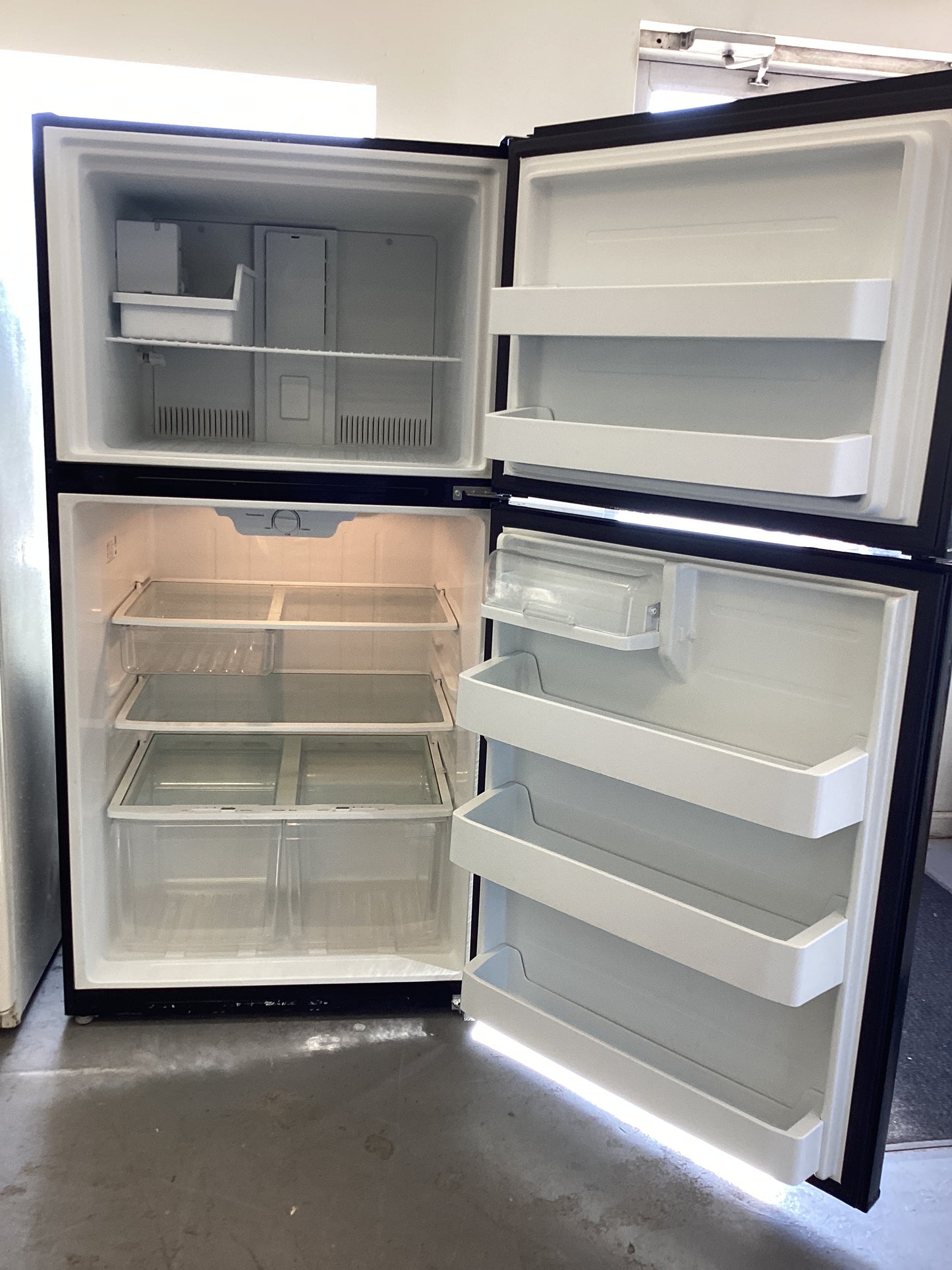 *RTW-0223 GE EXTRA LARGE  BLACK REFRIGERATOR WITH ICE MAKER