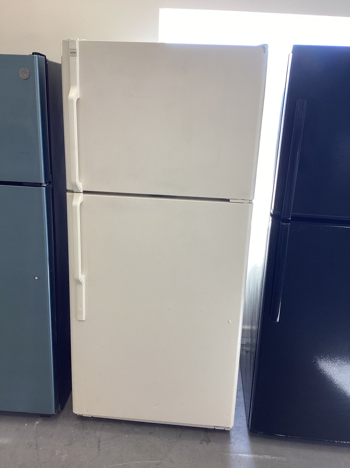 *RTB-1143 HOTPOINT BISCUIT COLOR REFRIGERATOR