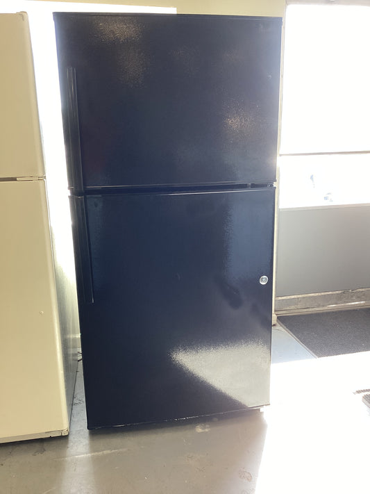 *RTW-0223 GE EXTRA LARGE  BLACK REFRIGERATOR WITH ICE MAKER