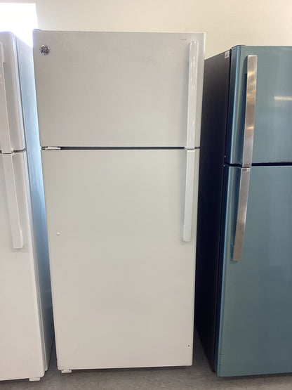 *RTW-5775 GE WHITE REFRIGERATOR WITH ICE MAKER