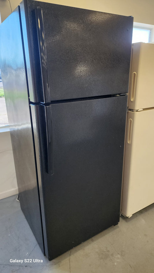 RTB-3291 BLACK REFRIGERATOR 18 CU FT W ICE MAKER