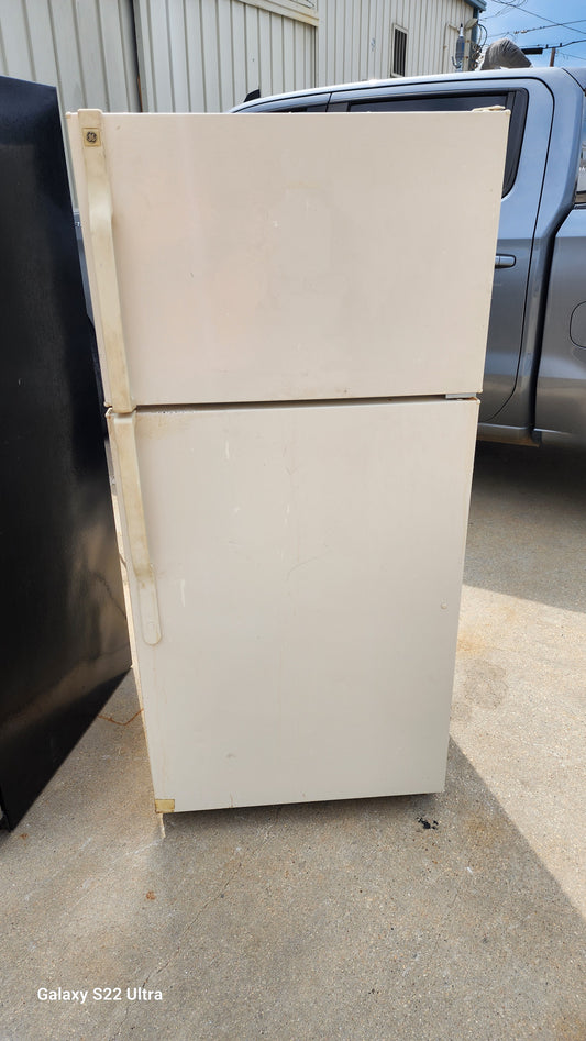 HOTPOINT REFRIGERATOR 16 CU FT  RBT-2435
